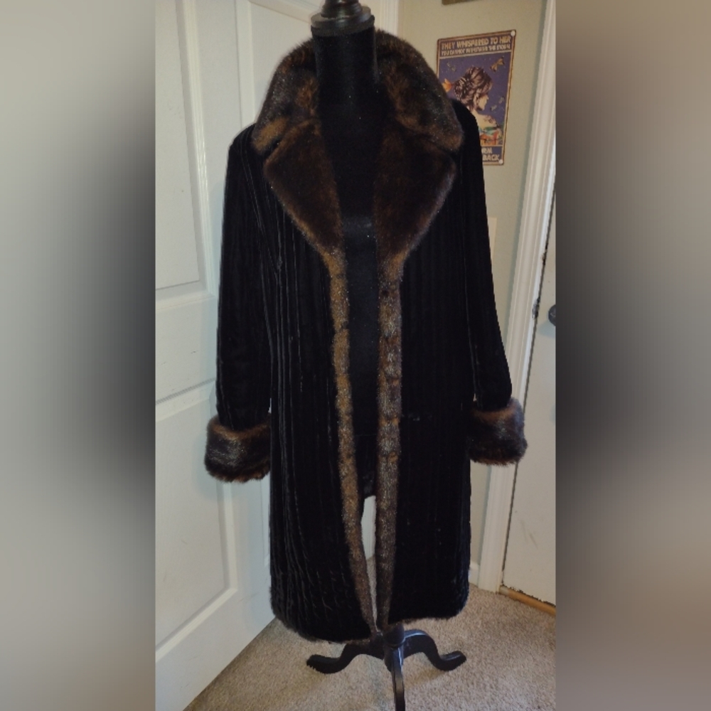 SPANNER Black Robe with Faux Fur Trim